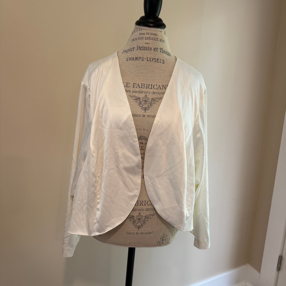 Torrid Women's White Satin Cardigan Size 6 NWT